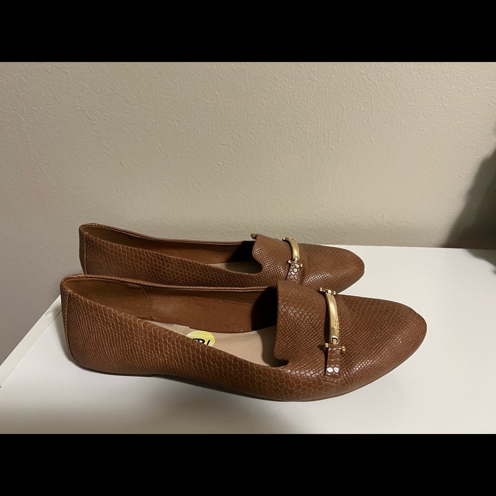 Flat dress shoes